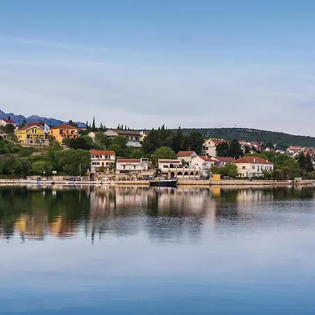 2 Bedroom Lovely In Lejlighed Zadar