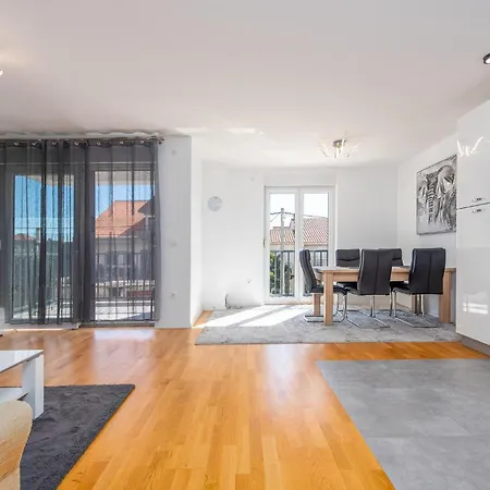 2 Bedroom Lovely In דירה *