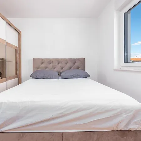 2 Bedroom Lovely In זאדאר