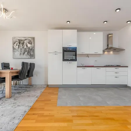 Apartment 2 Bedroom Lovely In Zadar
