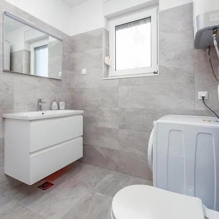 2 Bedroom Lovely In זאדאר