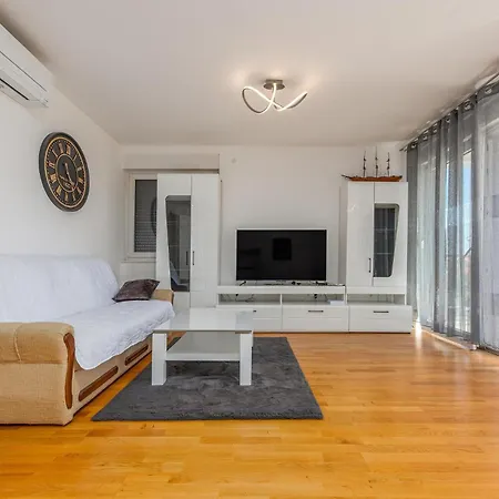 2 Bedroom Lovely In * זאדאר