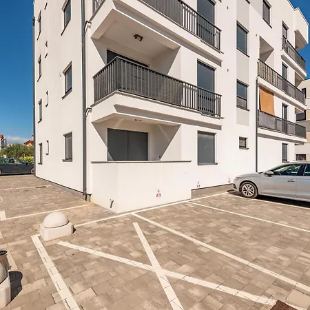 דירה 2 Bedroom Lovely In