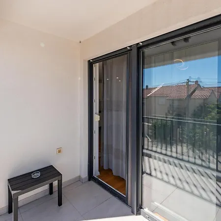 2 Bedroom Lovely In זאדאר